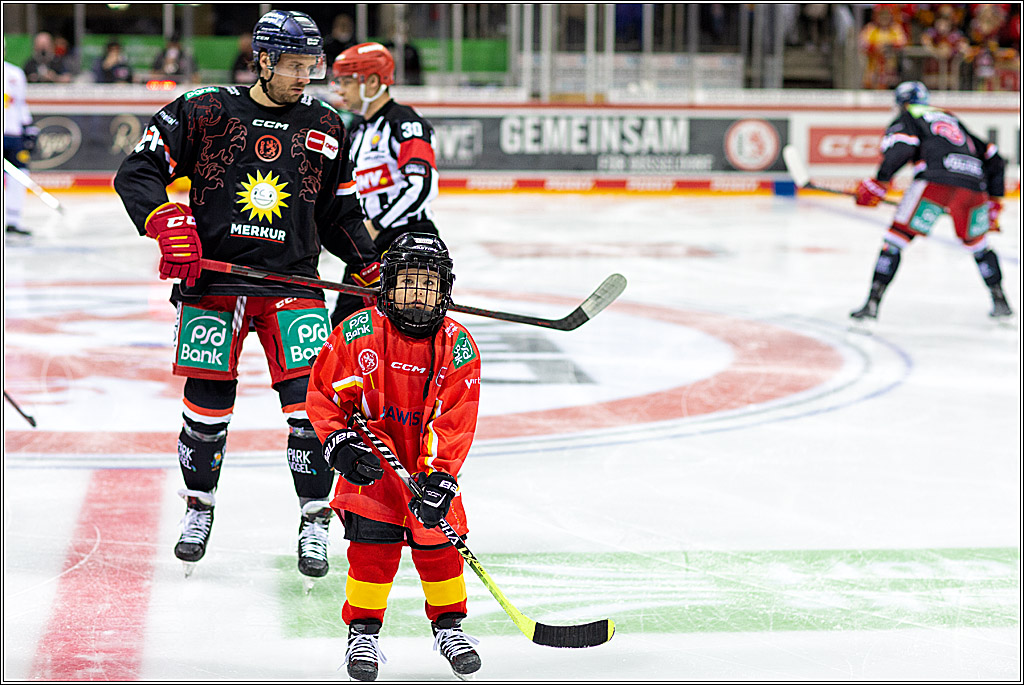 PENNY DEL Viertelfinale 4. Spiel; Duesseldorfer EG - Red Bull Muenchen; Duesseldorf, 16.04.2022